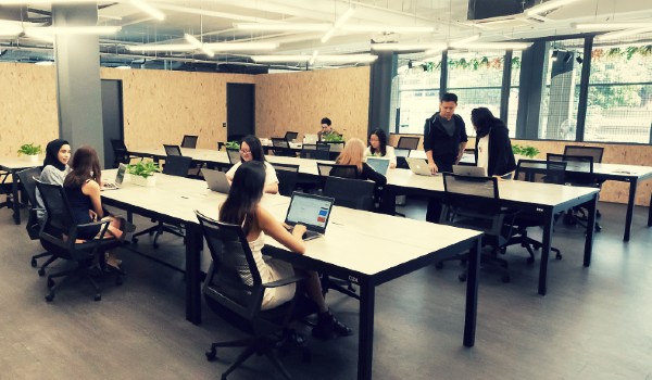 Spaceship Co-warehouse coworking space fixed desks